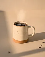 Кружка с кофе на столе у окна